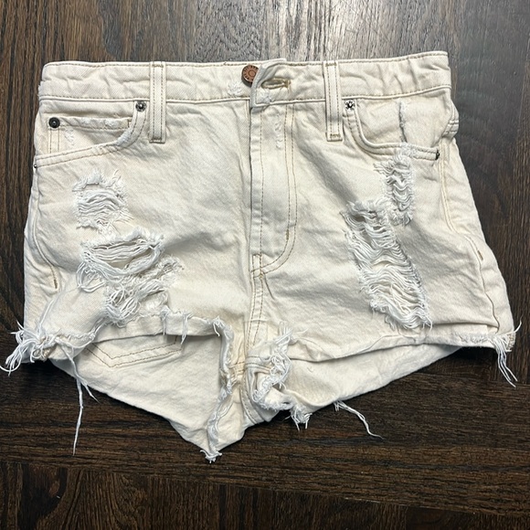 Cream colored BDG size 24 distressed shorts - Picture 1 of 3